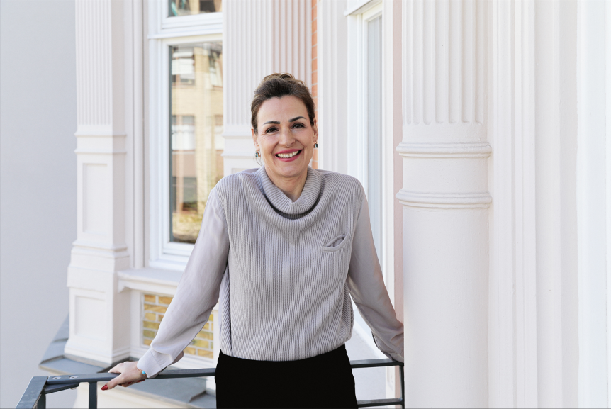 Elisabeth Engel auf dem Balkon von Raum für Momentum